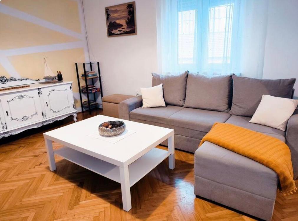 Jardin With Free Cowered Parking Zadar